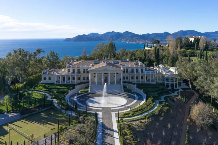 What are the benefits of buying a luxury home?