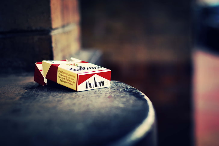 What are some of the risks associated with purchasing cigarettes online?