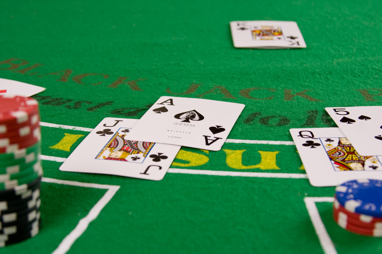 Advantages of gambling at the poker online